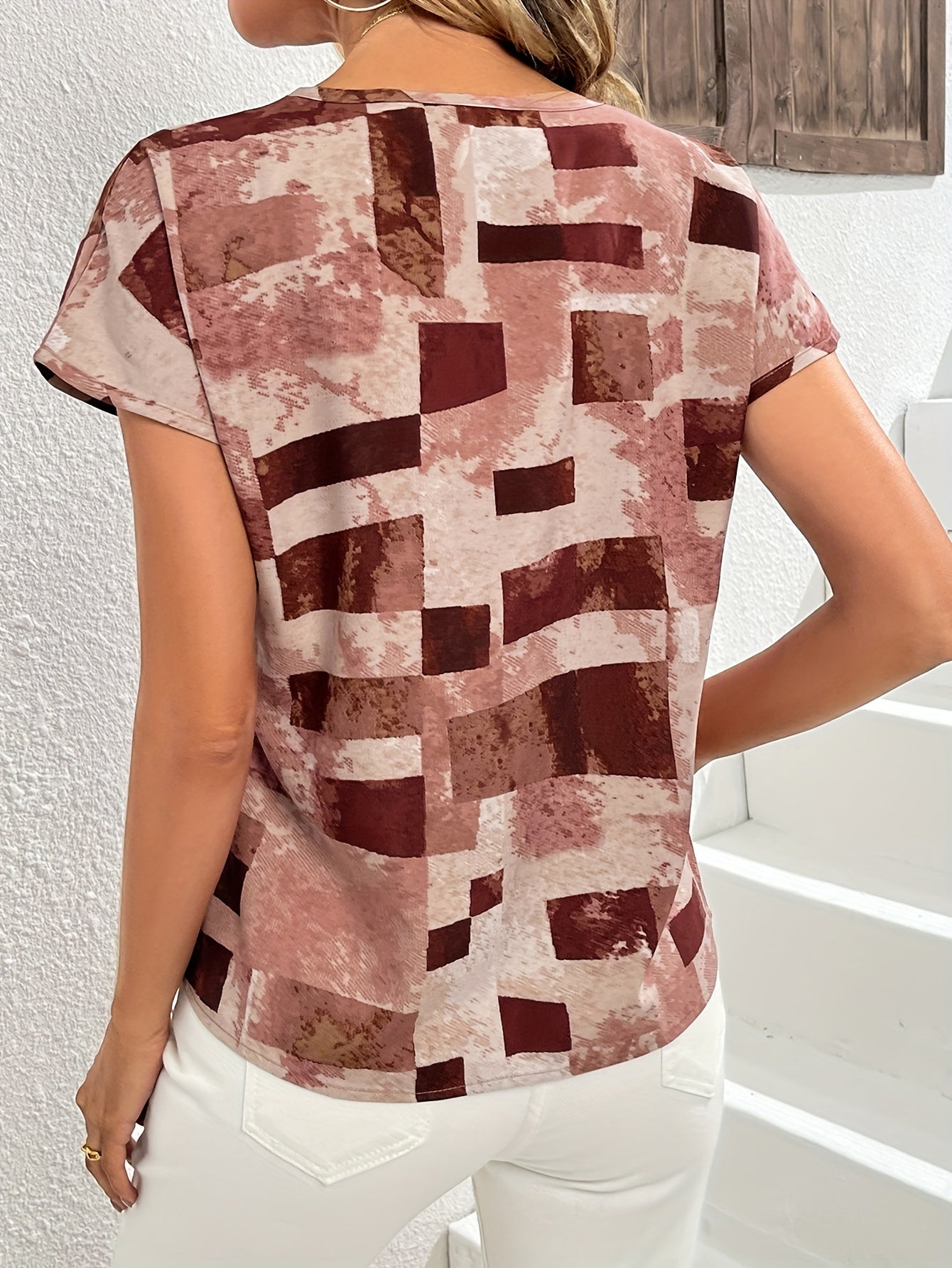 Stylish Geometric Print Blouse - Comfortable Crew Neck Short Sleeve Top