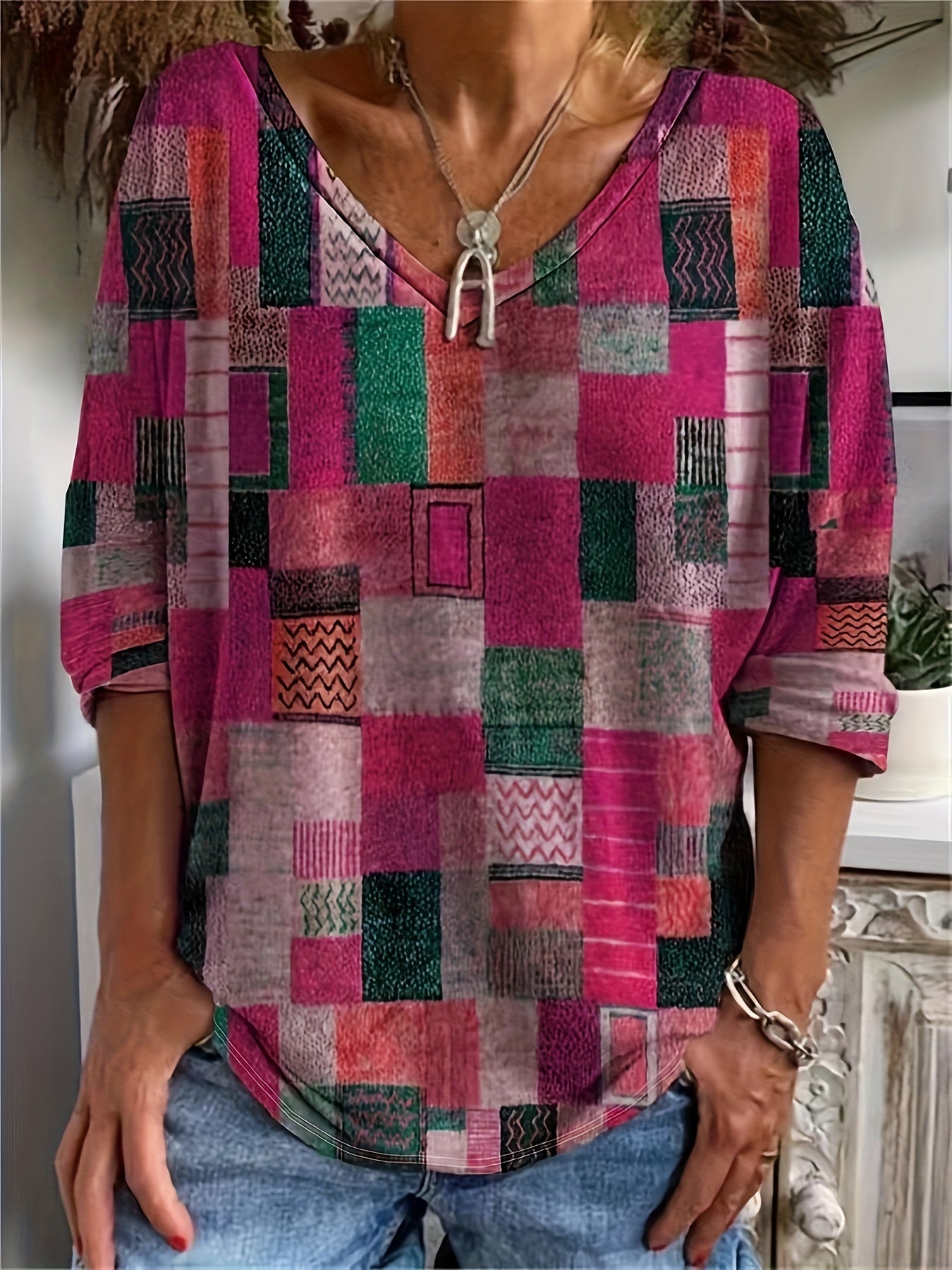 Colorblock Geometric Print T-shirt with Medium Stretch and Flattering V-Neck