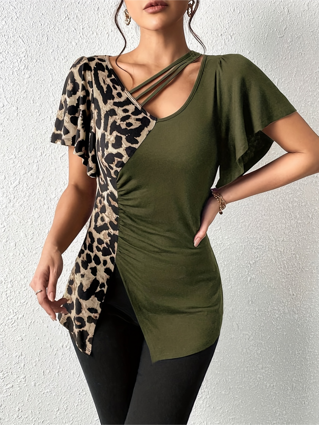 Women's Leopard Print Ruched Slit Hem T-Shirt - Casual Short Sleeve Top