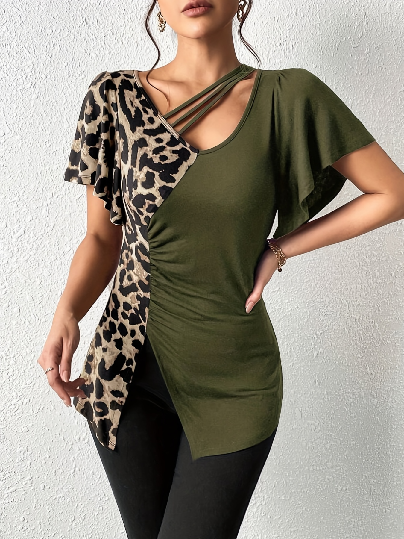 Women's Leopard Print Ruched Slit Hem T-Shirt - Casual Short Sleeve Top