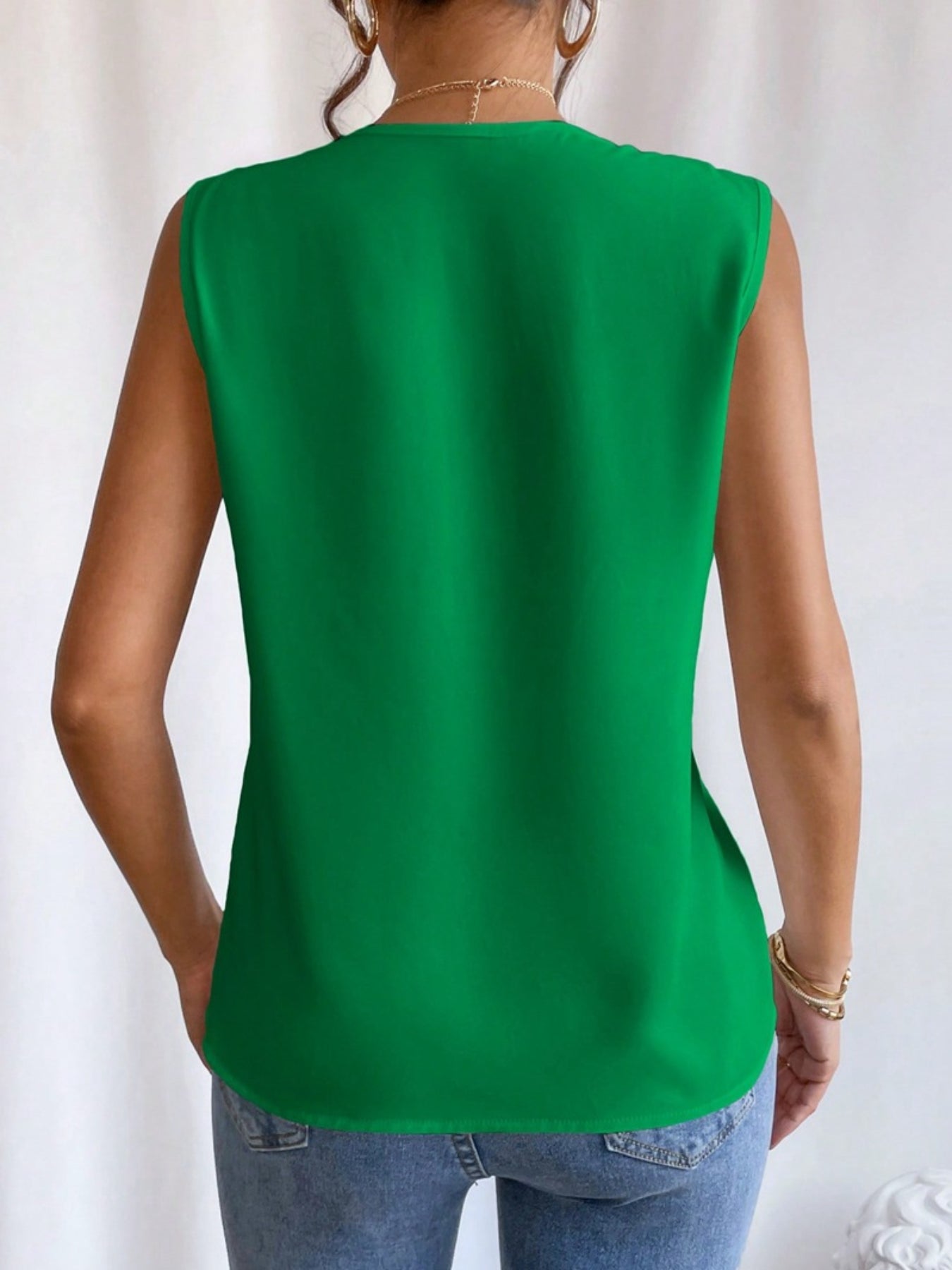 Women's Ruched V-Neck Sleeveless Blouse - Versatile and Casual Top for Any Occasion
