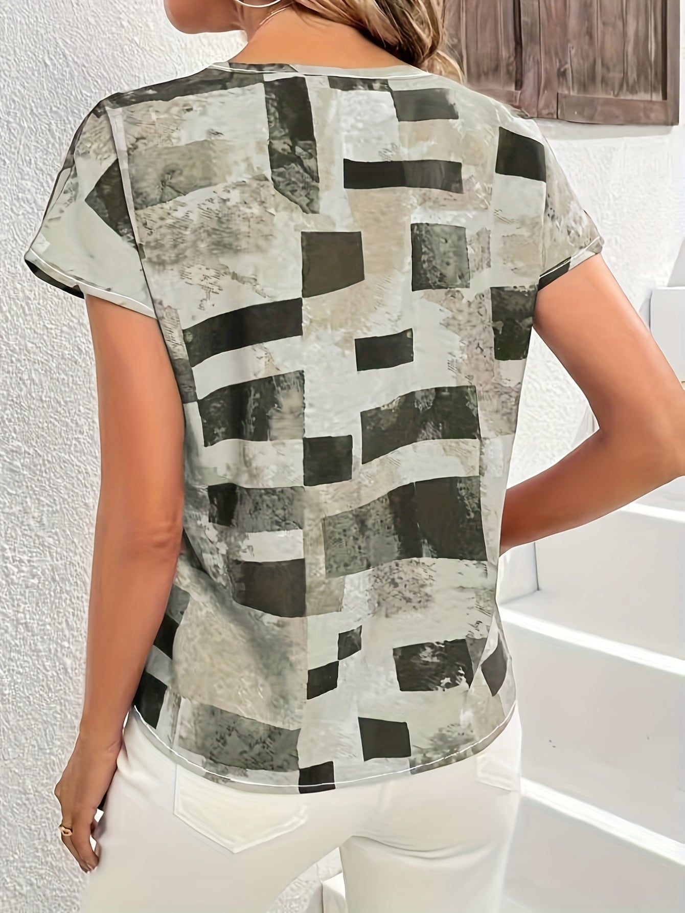 Stylish Geometric Print Blouse - Comfortable Crew Neck Short Sleeve Top