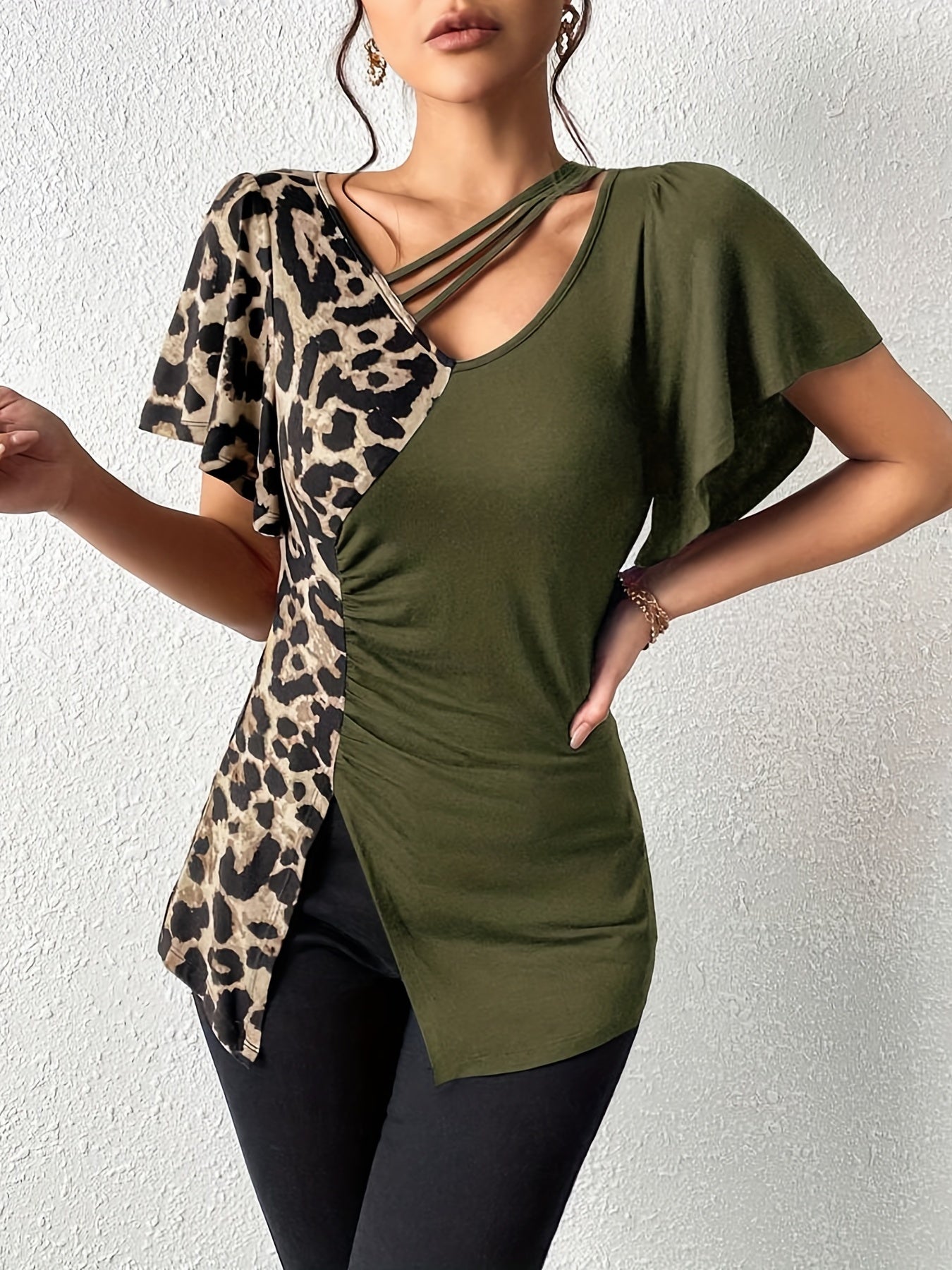 Women's Leopard Print Ruched Slit Hem T-Shirt - Casual Short Sleeve Top