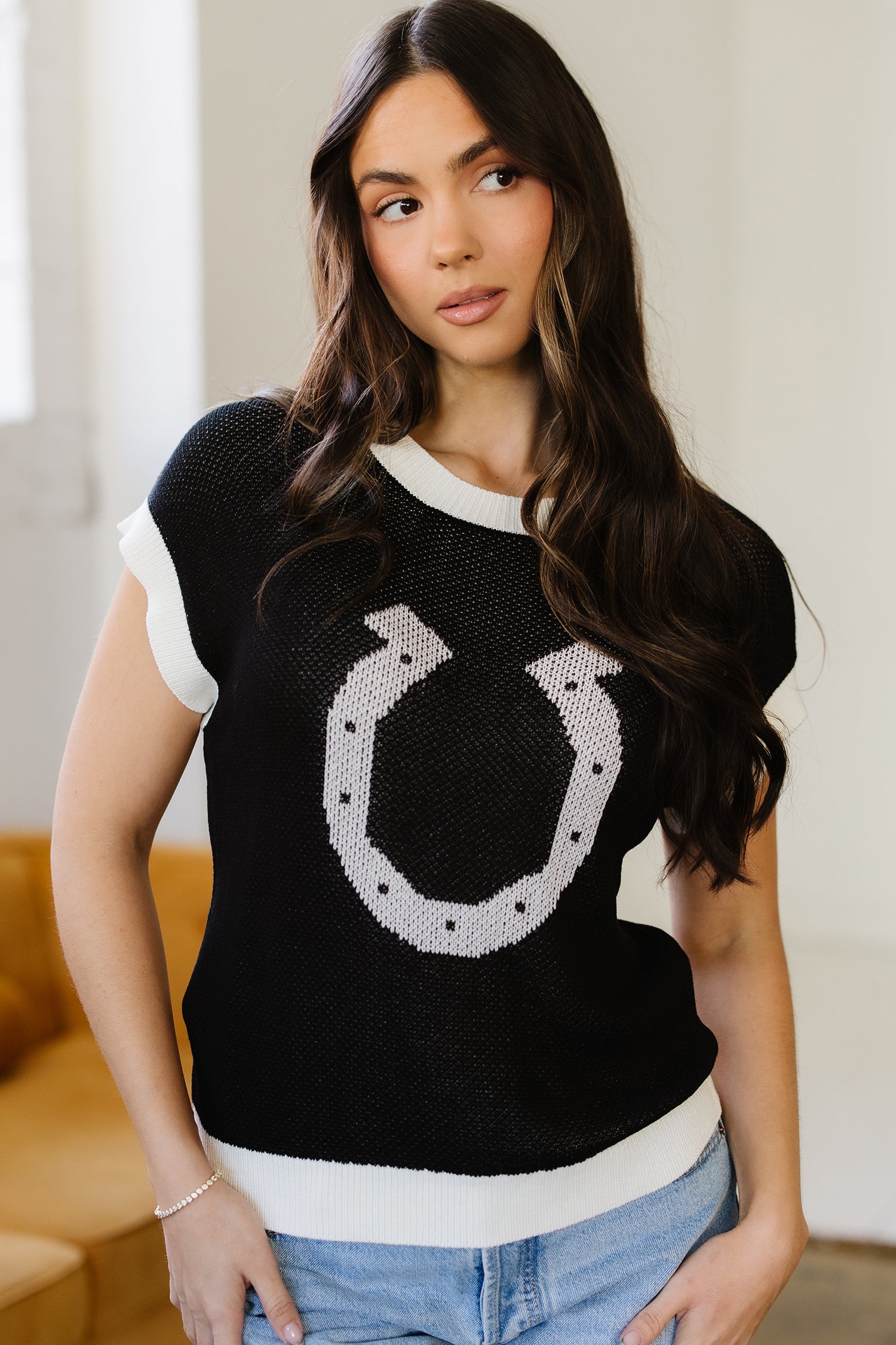 Black Horse Shoe Pattern Contrast Trim Short Sleeve Sweater