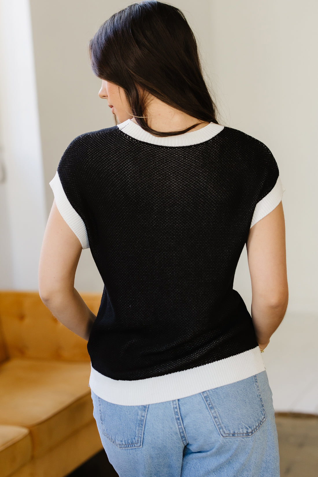 Black Horse Shoe Pattern Contrast Trim Short Sleeve Sweater