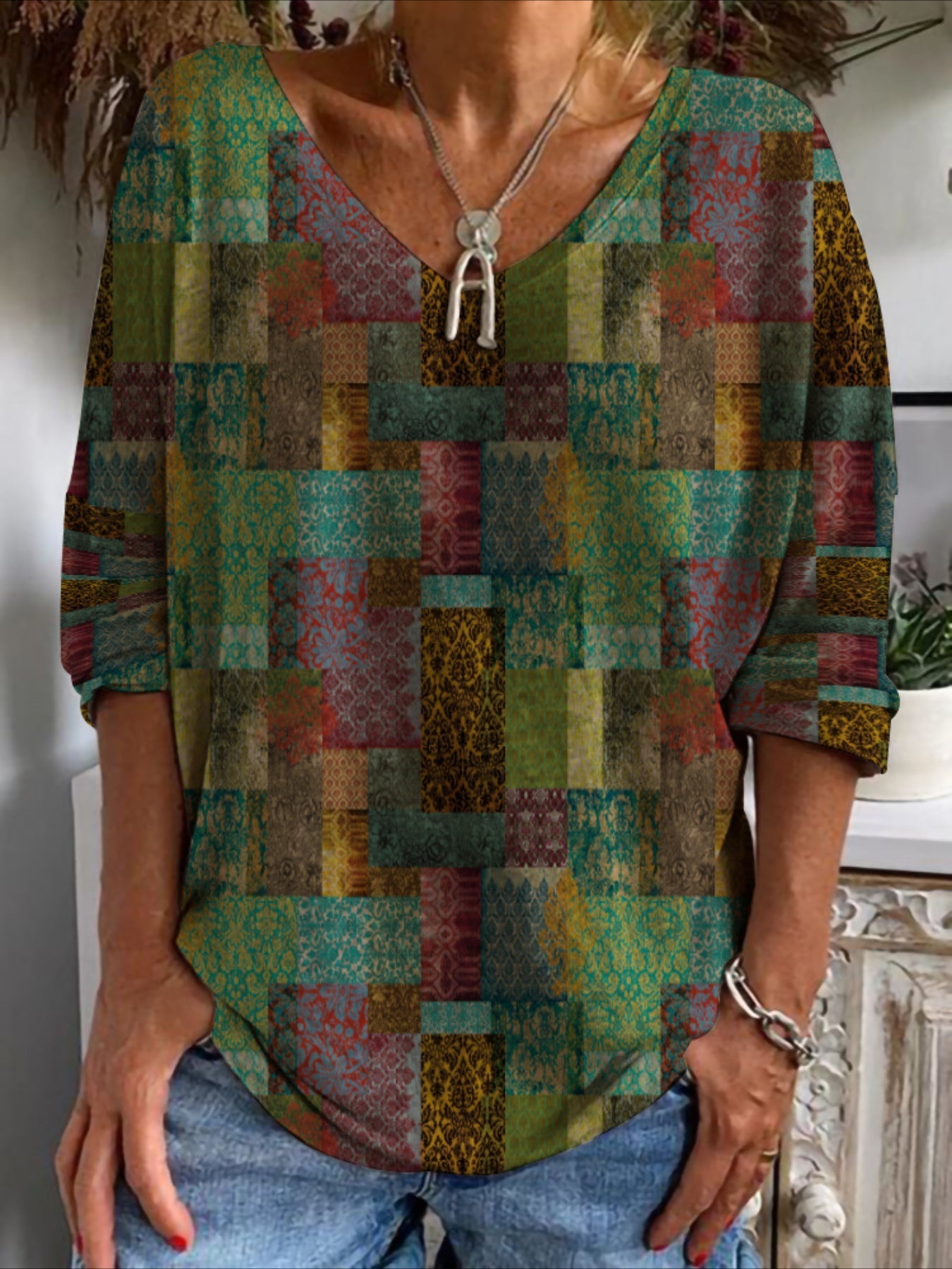 Colorblock Geometric Print T-shirt with Medium Stretch and Flattering V-Neck